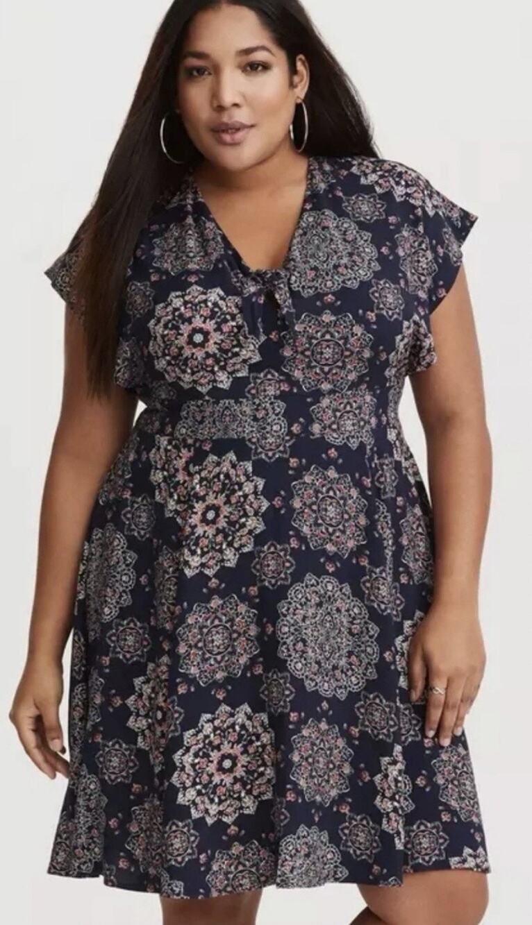 Torrid Size 2 Navy Floral Medallion Print V-Neck Short Sleeve Swing Dress AS18